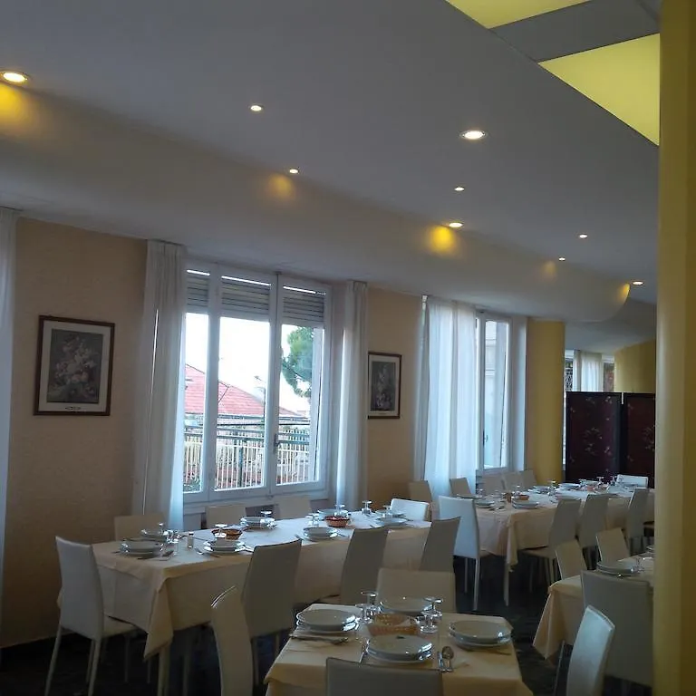 Hotel Robinia Imperia 3*,